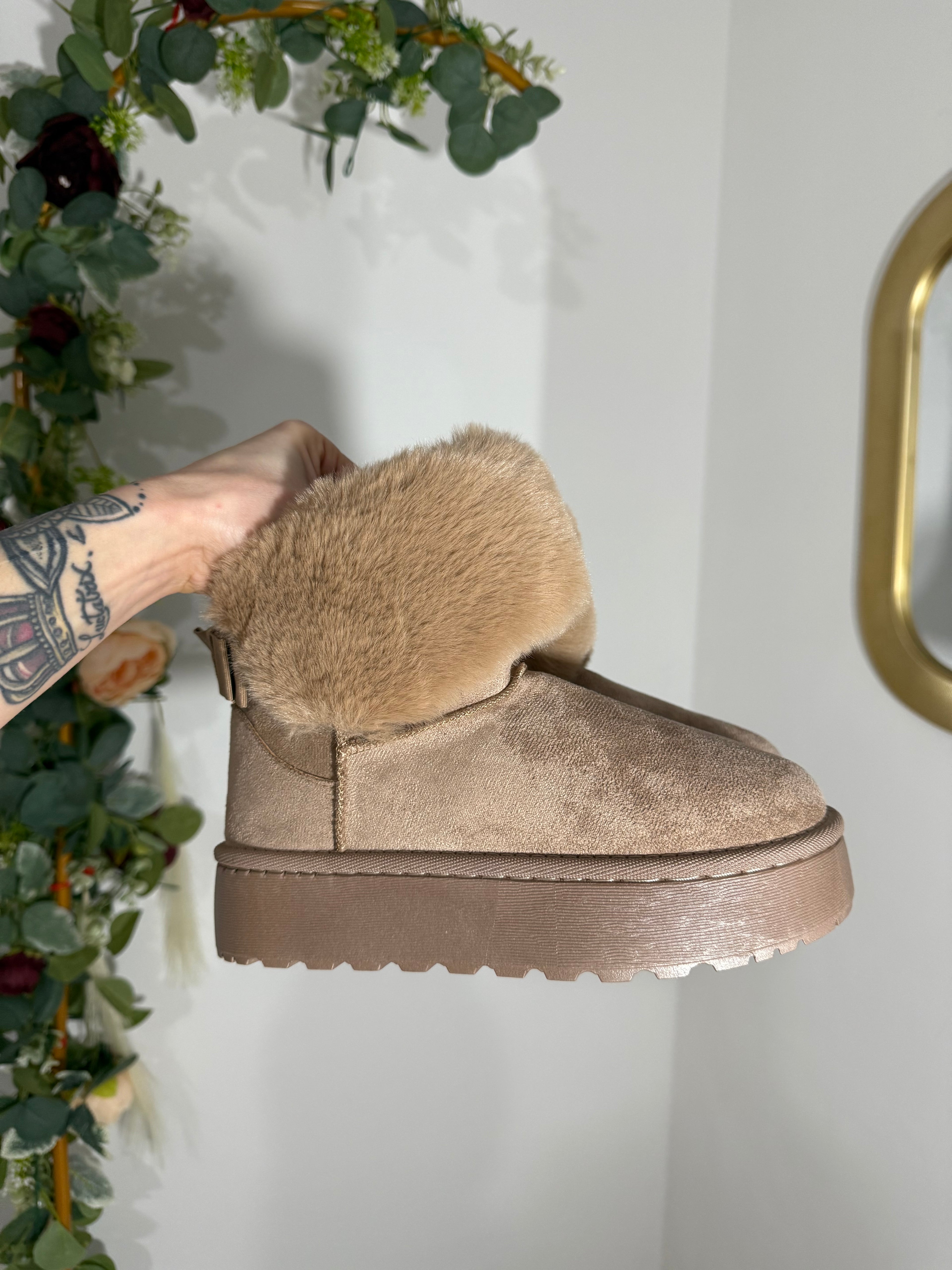 Stivaletti modello UGG beige